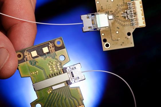 Intel tworzy pierwsze na świecie krzemowe połączenie fotoniczne z wykorzystaniem zintegrowanych laserów