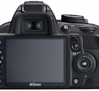 Lustrzanka mierzy 124 x 96 x 74,5 mm, zaś waży 455 gramów