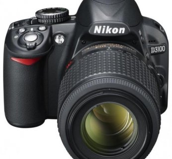 Lustrzanka mierzy 124 x 96 x 74,5 mm, zaś waży 455 gramów