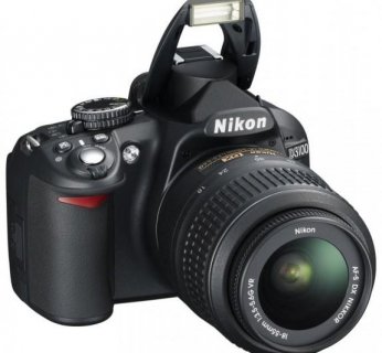 Lustrzanka mierzy 124 x 96 x 74,5 mm, zaś waży 455 gramów