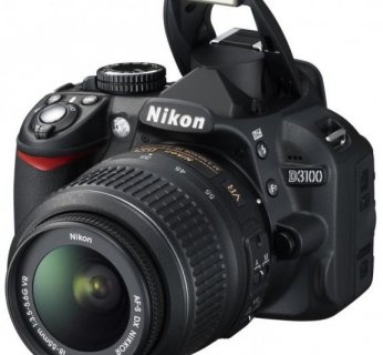 Lustrzanka mierzy 124 x 96 x 74,5 mm, zaś waży 455 gramów