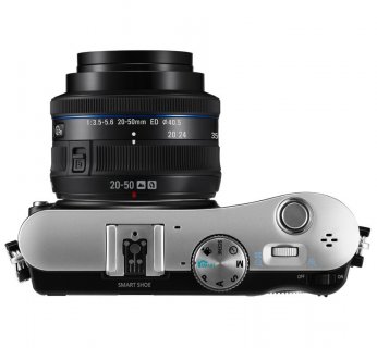 NX100 mierzy 120,5 x 71 x 34,5 mm, zaś wazy 282 gramów (bez baterii)