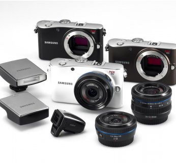 NX100 mierzy 120,5 x 71 x 34,5 mm, zaś wazy 282 gramów (bez baterii)