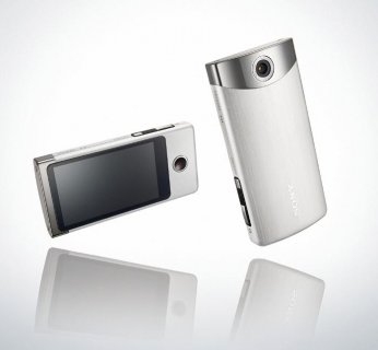 Aparat mierzy 107 x 15,2 x 52 mm, zaś waży 125 gramów wraz z akumulatorem