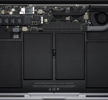 13-calowy MacBook Air waży 1,32 kilograma, natomiast mniejszy model - zaledwie 1,06 kilograma