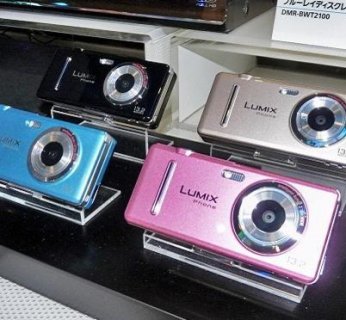 Lumix Phone mierzy 116 x 52 x 17,7 mm, zaś waży146 gramów