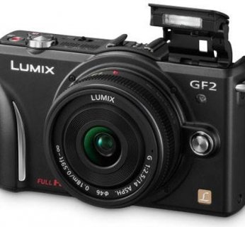 Nowy aparat wraz z baterią i kitowym obiektywem waży 475 gramów