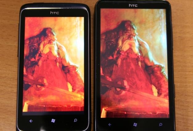 HTC Trophy vs. HTC HD7. Większy hatec ma wyraźnie bardziej spłowiałe kolory.