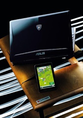 Netbook ASUS Eee PC VX6 - Lamborghini i nawigacja Garmin nüvi 3790T, które stoją na stoliku Comfortable