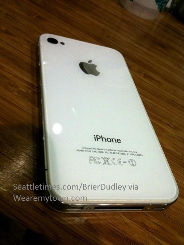 Biały iPhone 4 zauważony w sklepie, wciąż trapiony problemami z obudową i aparatem