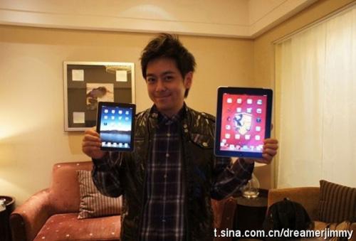 Tajwański gwiazdor ma w rękach iPada mini