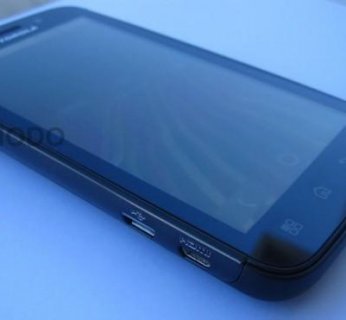 Motorola Olympus pozuje do zdjęć