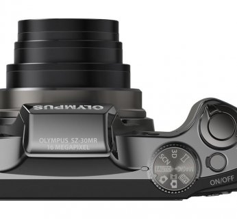 Kompaktowy aparat, potrafiący jednocześnie kręcić filmy i wykonywać zdjęcia w pełnej rozdzielczości