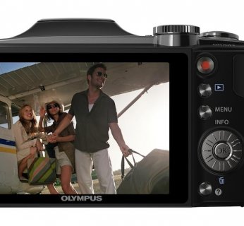 Kompaktowy aparat, potrafiący jednocześnie kręcić filmy i wykonywać zdjęcia w pełnej rozdzielczości