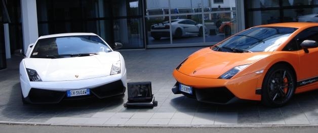 Trzy Lamborghini, jedno od Asusa