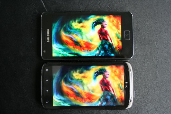 Super AMOLED Plus Samsunga sprawia, że HTC nie ma szans jeśli chodzi o reprodukcję kolorów i kontrasty...