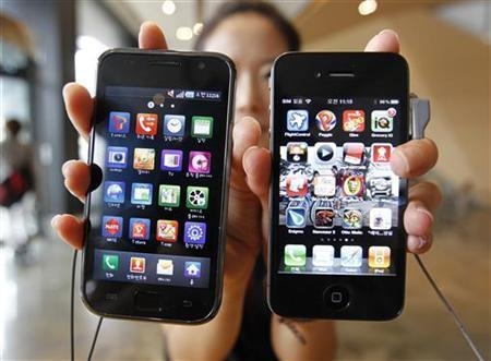 Samsung Galaxy S i Apple iPhone 4. Który jest który? (Reuters/Jo Yong-Hak)