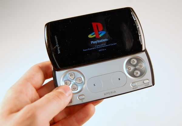 Pozory mylą – Xperii Play daleko do konsoli Sony PSP.
