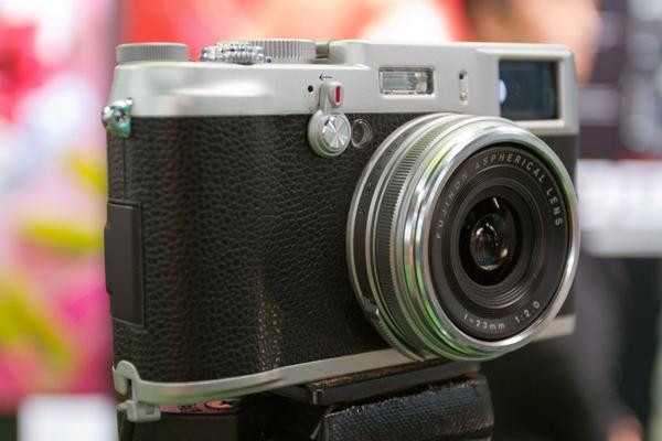 Na zdjęciu Fujifilm X100 - X10 ma byc podobny, ale nieco mniejszy