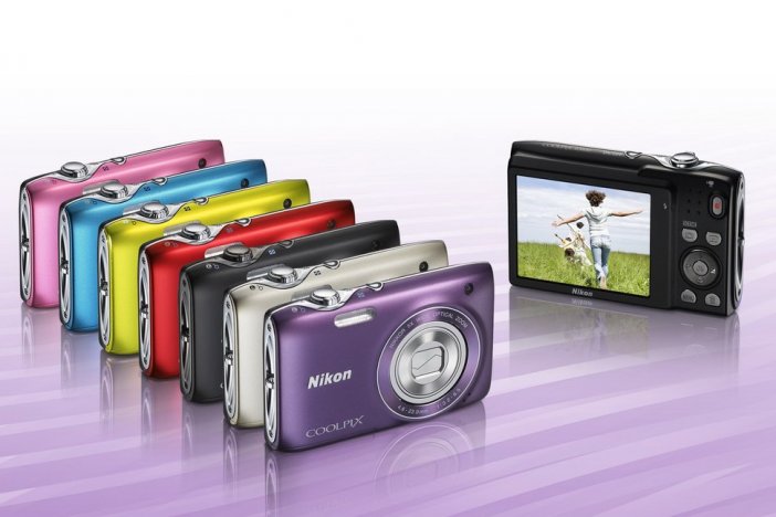 Nikon Coolpix S3100 jest produkowany w różnych kolorach. Smukła obudowa jest wykonana z plastiku i wydaje się łamliwa.