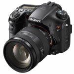 Magnezowa obudowa Sony a77 mierzy 142,6 × 104,0 × 80,9 mm, zaś waży 732 gramy z akumulatorem