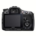 Magnezowa obudowa Sony a77 mierzy 142,6 × 104,0 × 80,9 mm, zaś waży 732 gramy z akumulatorem