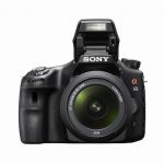 Magnezowa obudowa Sony a77 mierzy 142,6 × 104,0 × 80,9 mm, zaś waży 732 gramy z akumulatorem