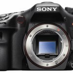 Magnezowa obudowa Sony a77 mierzy 142,6 × 104,0 × 80,9 mm, zaś waży 732 gramy z akumulatorem