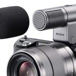 Filmowcy mogą zamontować do korpusu NEX-5N również zewnętrzny mikrofon (ECM-SST1, ok. 400 zł), korzystając ze złącza akcesoriów. Aparat nie ma za to klasycznego gniazda do podłączania standardowych mikrofonów.