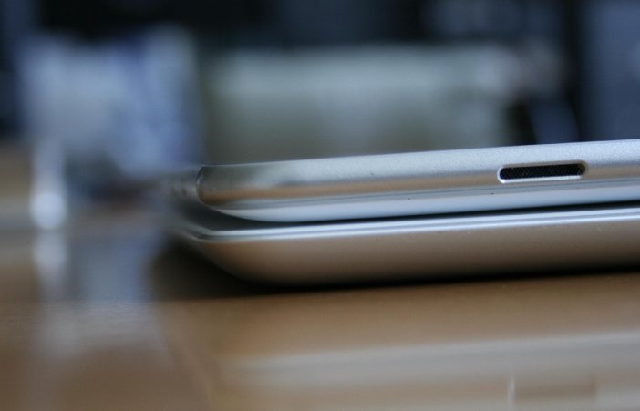 'Ostre' krawędzie iPada (na dole) przy długim czytaniu dają się we znaki dłoniom, podczas gdy zaokrąglony Galaxy Tab (na górze) pozostaje komfortowy