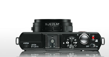 Leica D-Lux 5 wykorzystuje rozwiązania techniczne aparatu Panasonic Lumix DMC-LX5. Droższy odpowiednik odróżnia od pierwowzoru głównie dołączone oprogramowanie Adobe Lightroom, design obudowy i nieco zmieniony algorytm obróbki obrazu.