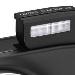 Lampa błyskowa wyskakuje z obudowy automatycznie, a później nie można wcisnąć jej na miejsce, kiedy przestaje być potrzebna.