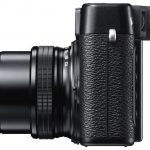 Po lewej stronie aparatu nie ma żadnych złączy – wystaje tylko zaczep na pasek.