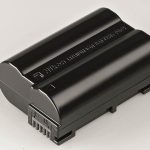 Nikon wykorzystał litowo-jonowy akumulator EN-EL15 znany z lustrzanek takich jak D7000. Zgodnie z przewidywaniami, skróciła się jego żywotność. W tej klasie urządzeń możliwość zapisania od 310 do 650 zdjęć w trybie live view to świetny wynik.