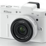 Obsługa V1 w pierwszej chwili silnie przypomina obsługę aparatu kompaktowego.