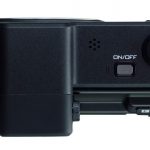 Na górnej ścianie obudowy znajdziemy tylko trzy przyciski: włącznik, spust wyzwalacza i przycisk filmowania.