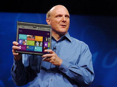 Steve Ballmer i tablet z Windows 8 (źródło: Ellis Hamburger)