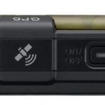 Poza kompasem, AW100 posiada również odbiornik GPS, wyraźnie widoczny pośrodku górnej ścianki obudowy.