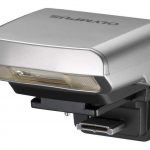 W obudowie zabrakło miejsca na lampę błyskową, wobec czego w zestawie znajduje się mały flesz podłączany do gorącej stopki.