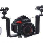 Obudowa do fotografowania pod wodą PT-EP05L (ok. 3500 zł) pozwala zanurkować z aparatem na głębokość nawet 45 metrów. do obudowy możemy dodatkowo przymocować dwie lampy.