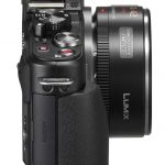 Wyczuwalną przewagę nad starszymi kuzynami daje nowemu modelowi gumowany uchwyt – dzięki niemu aparat znacznie pewniej leży w dłoni.