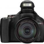 Na wyposażeniu znalazła się gorąca stopka do podłączenia lampy błyskowej – zabezpieczona ciężko wysuwającą się osłonką – oraz gwint do przykręcania filtrów na obiektywie.