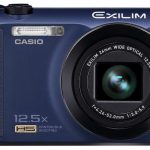 Projektanci Casio nie przejęli się rekordami powiększenia osiąganymi przez megazoomy innych producentów: EX-ZR200 przejął obiektyw z 12,5-krotnym zoomem od swojego poprzednika – EX-ZR100. Optyka ma zakres ogniskowych od 24 do 300 mm (ekwiwalent dla małego obrazka).