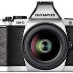 Elegancka i wodoodporna obudowa. Jako pierwszy aparat systemowy na rynku, Olympus E-M5 jest zabezpieczony przed pyłem oraz opryskaniem wodą. Uszczelnienia ma też nowy obiektyw kitowy M.ZUIKO DIGITAL ED 12-50 mm 1:3,5-6,3 EZ.