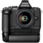 Do aparatu można przymocować dodatkowe uchwyty ułatwiające trzymanie aparatu zarówno w poziomie, jak i w pionie.