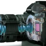 Przekrój pokazuje wnętrze korpusu oraz nowego obiektywu kitowego 12-50 mm.