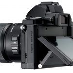 W obudowie w stylu retro zamknięto nowoczesne rozwiązania techniczne, jak na przykład uchylny ekran AMOLED.