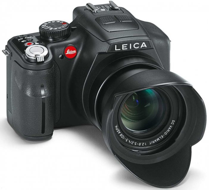 Leica V-Lux 3 ma bogate wyposażenie, obejmujące obiektyw z 26-krotnym zoomem (25-600 mm, ekw. dla małego obrazka) ze skutecznym stabilizatorem, automatyczne i manualne tryby pracy oraz rozbudowaną funkcję filmowania w rozdzielczości Full HD – dokładnie tak samo, jak bliźniaczy Panasonic Lumix DMC-FZ150.