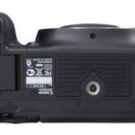 Spód aparatu: Tu znajduje się gwint do statywu oraz klapka zabezpieczająca akumulator.