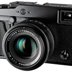 Pokrętła do regulacji czasu naświetlania, otwarcia przysłony oraz korekty ekspozycji.